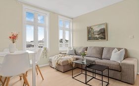 Contemporary City-Apartement With Views Of The Dock!
